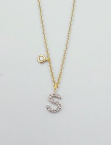 NECKLACE LETTERS GOLD 01